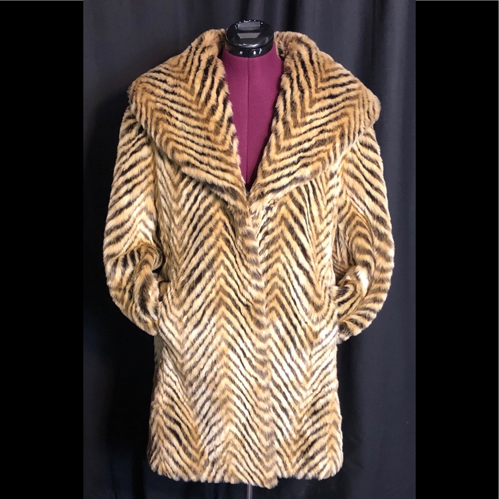 LARRY LEVINE Animal Print Vegan Faux Fur Jacket